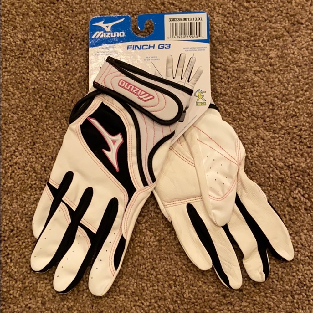 Women’s Mizuno Batting Gloves. NWT